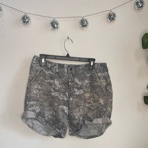 Original Fit Women’s Carhartt Size 10 Camo Shorts